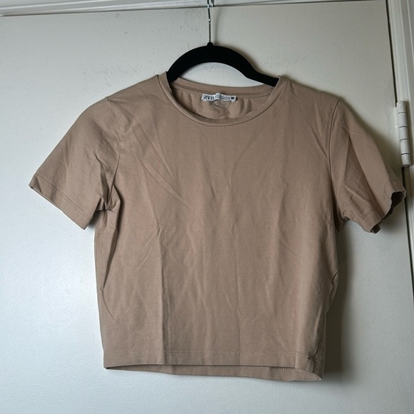 EUC Sand Colored Basic Fitted Crop Short Stretchy Sleeve Zara T-Shirt Size Small - Picture 1 of 5